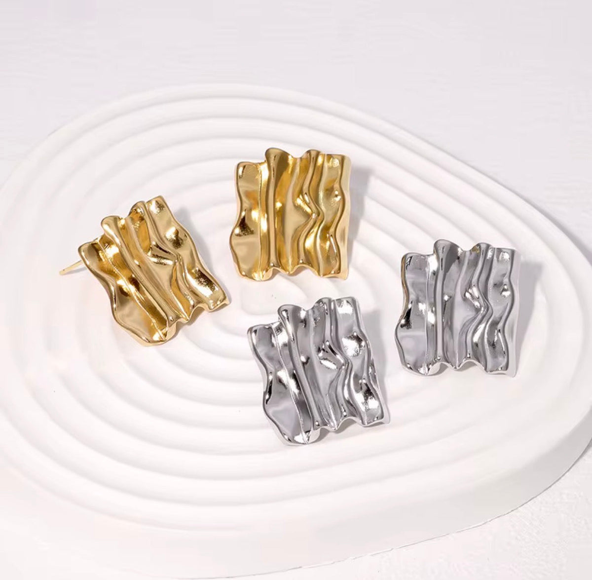 Gold vs Silver: How to Choose the Perfect Metal Tone for Your Outfit