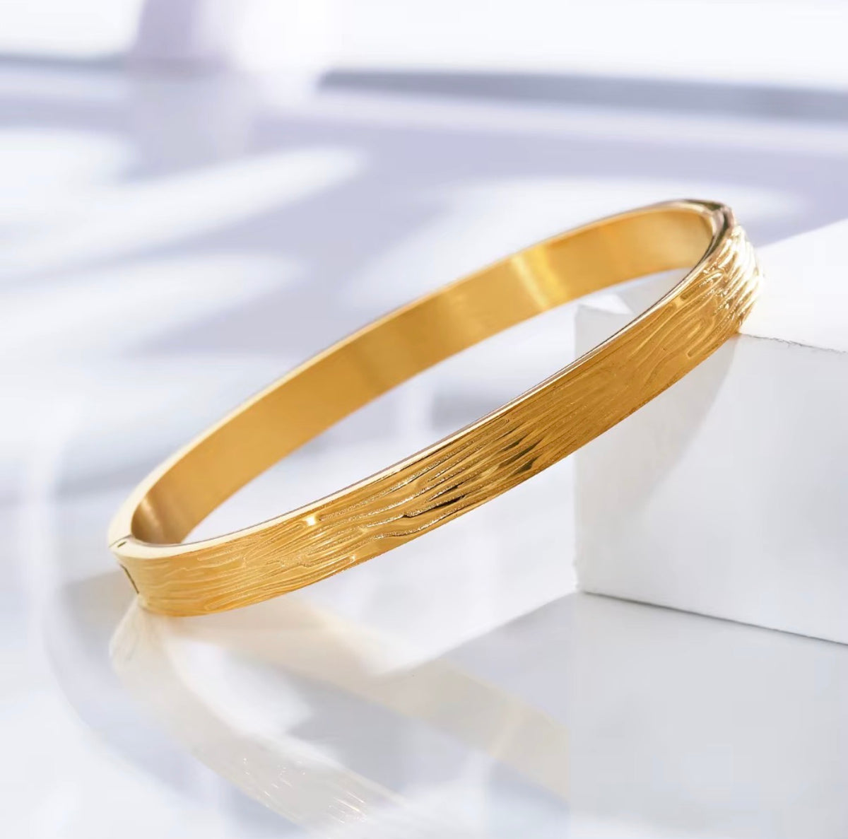 The Capri Hinged Bangle