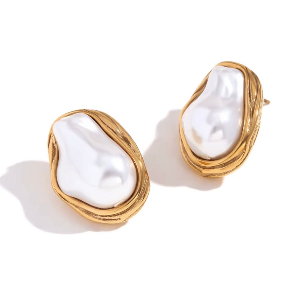 Pearl Sculpt Stud Earrings